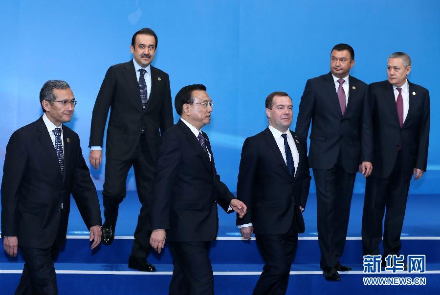 12月15日,中國(guó)國(guó)務(wù)院總理李克強(qiáng)在阿斯塔納出席上海合作組織成員國(guó)政府首腦理事會(huì)第十三次會(huì)議。這是與會(huì)領(lǐng)導(dǎo)人集體合影后走向會(huì)場(chǎng)。新華社記者 龐興雷 攝 12月15日,中國(guó)國(guó)務(wù)院總理李克強(qiáng)在阿斯塔納出席上海合作組織成員國(guó)政府首腦理事會(huì)第十三次會(huì)議。這是與會(huì)領(lǐng)導(dǎo)人集體合影后走向會(huì)場(chǎng)。新華社記者 龐興雷 攝