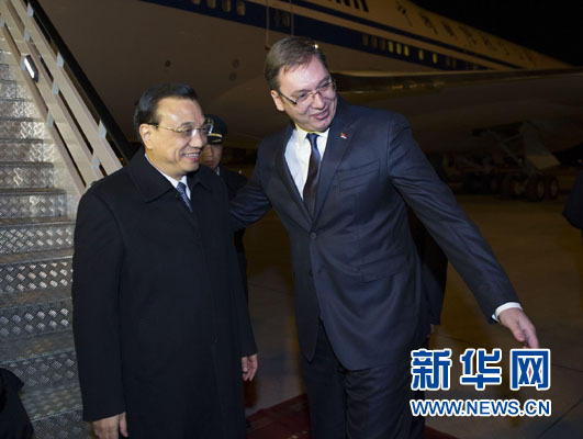 12月15日，國務院總理李克強抵達貝爾格萊德，出席中國－中東歐國家領導人會晤并正式訪問塞爾維亞，塞爾維亞總理武契奇到機場迎接。新華社記者 黃敬文 攝