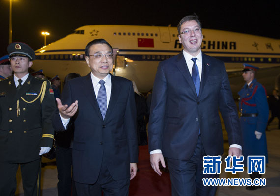 12月15日，國務院總理李克強抵達貝爾格萊德，出席中國－中東歐國家領導人會晤并正式訪問塞爾維亞，塞爾維亞總理武契奇到機場迎接。新華社記者 黃敬文 攝