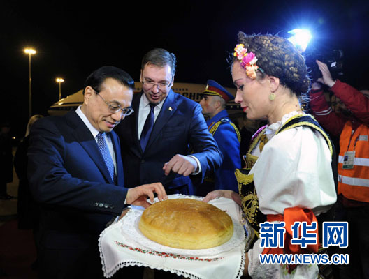 12月15日，國務院總理李克強抵達貝爾格萊德，出席中國－中東歐國家領導人會晤并正式訪問塞爾維亞，塞爾維亞總理武契奇到機場迎接。新華社記者 饒愛民 攝