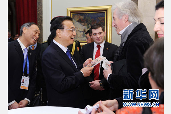 12月18日，中國國務(wù)院總理李克強(qiáng)在貝爾格萊德市政廳接受“貝爾格萊德榮譽(yù)市民”證書，塞爾維亞總理武契奇陪同出席。隨后，李克強(qiáng)同塞各界知名人士親切會見并互動交流。這是李克強(qiáng)同電影《瓦爾特保衛(wèi)薩拉熱窩》的演員薩馬爾季奇親切交談。新華社記者 饒愛民 攝