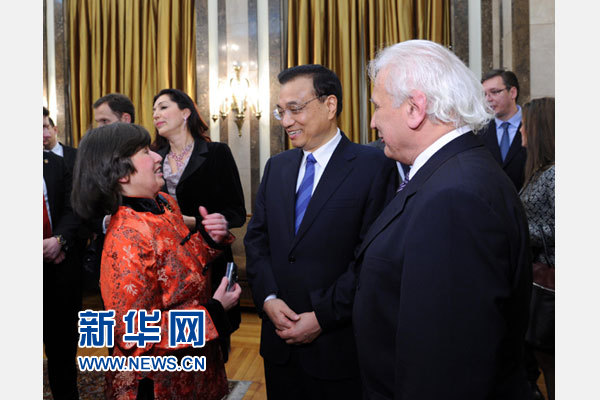 12月18日，中國國務(wù)院總理李克強(qiáng)在貝爾格萊德市政廳接受“貝爾格萊德榮譽(yù)市民”證書，塞爾維亞總理武契奇陪同出席。隨后，李克強(qiáng)同塞各界知名人士親切會見并互動交流。這是李克強(qiáng)同漢學(xué)家波普—采尼奇夫婦親切交談。新華社記者 饒愛民 攝
