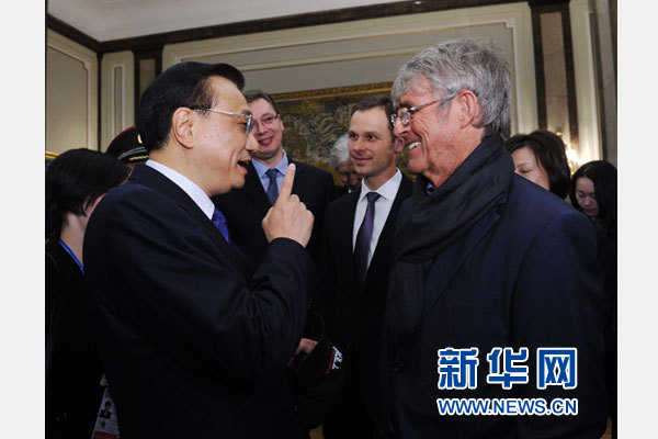 12月18日，中國國務(wù)院總理李克強(qiáng)在貝爾格萊德市政廳接受“貝爾格萊德榮譽(yù)市民”證書，塞爾維亞總理武契奇陪同出席。隨后，李克強(qiáng)同塞各界知名人士親切會見并互動交流。這是李克強(qiáng)同著名足球教練米盧蒂諾維奇親切交談。新華社記者 饒愛民 攝