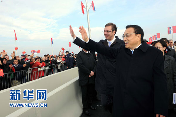 12月18日，中國國務(wù)院總理李克強(qiáng)在貝爾格萊德同塞爾維亞總理武契奇共同出席貝爾格萊德跨多瑙河大橋竣工儀式。這是李克強(qiáng)與武契奇在儀式現(xiàn)場(chǎng)向塞爾維亞群眾揮手致意。新華社記者 饒愛民 攝