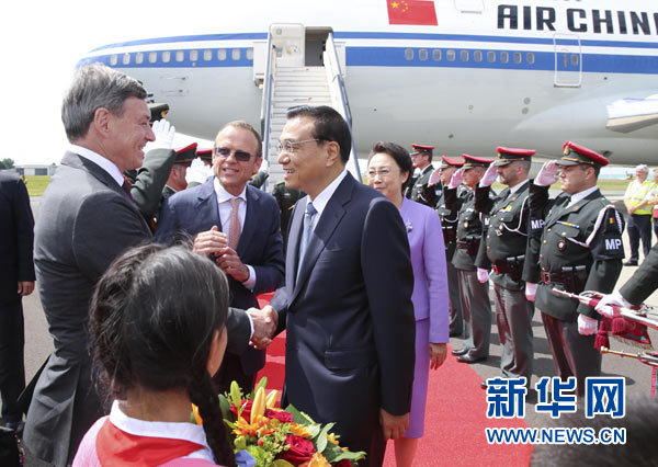 當地時間6月28日下午，經中歐雙方商定，國務院總理李克強乘專機抵達比利時首都布魯塞爾，出席第十七次中國歐盟領導人會晤。李克強總理夫人程虹同機抵達。歐盟和比利時政府高級官員到阿貝拉格機場迎接。新華社記者 龐興雷 攝 
