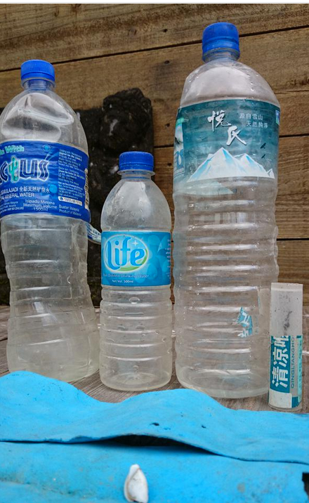 MH370之謎新證據？留尼汪島現兩馬來礦泉水瓶 一中國藥膏