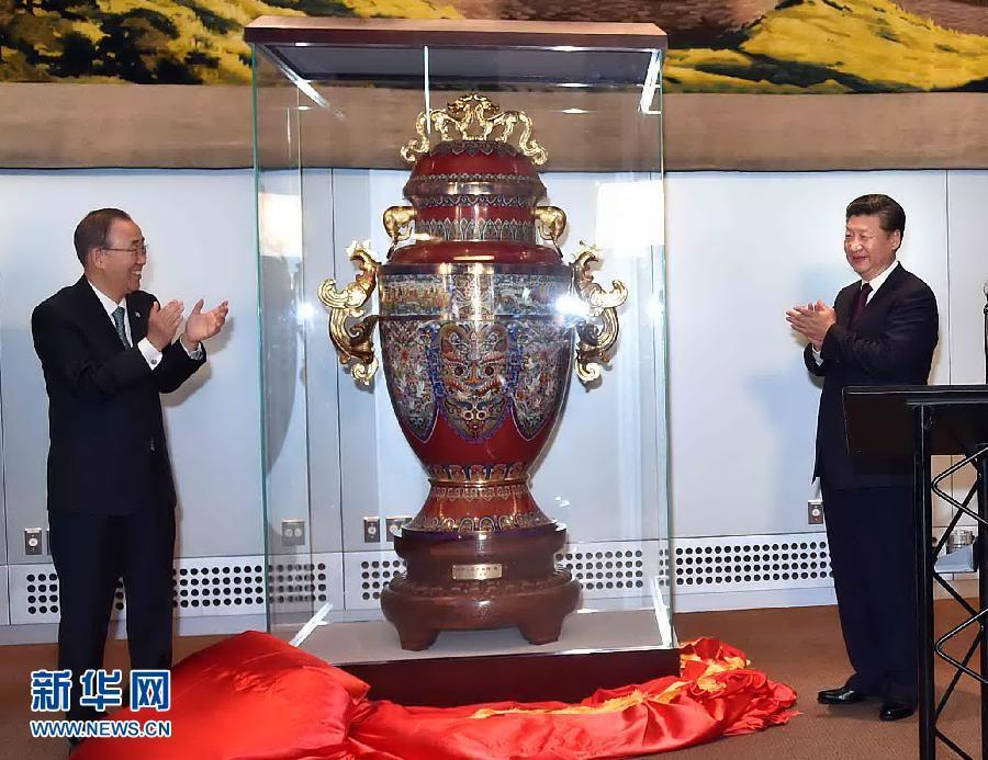 9月27日，國(guó)家主席習(xí)近平在紐約出席中國(guó)向聯(lián)合國(guó)贈(zèng)送“和平尊”儀式。聯(lián)合國(guó)秘書(shū)長(zhǎng)潘基文出席。 新華社記者 李濤 攝 