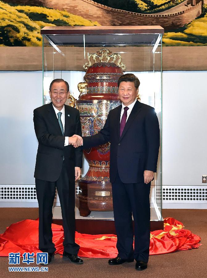  9月27日，國(guó)家主席習(xí)近平在紐約出席中國(guó)向聯(lián)合國(guó)贈(zèng)送“和平尊”儀式。聯(lián)合國(guó)秘書(shū)長(zhǎng)潘基文出席。 新華社記者 李濤 攝 