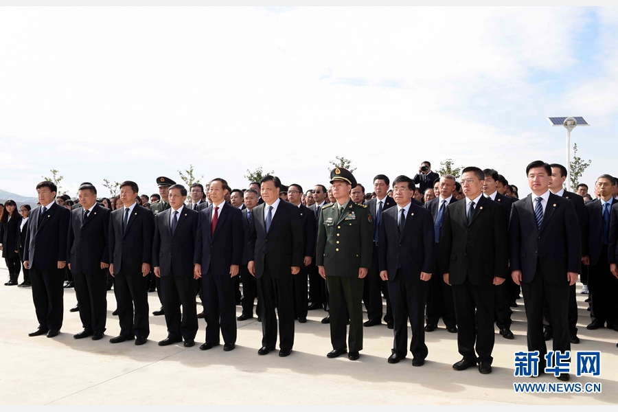 10月11日，中共中央政治局常委、中央書(shū)記處書(shū)記劉云山專程趕赴安州祭掃中國(guó)人民志愿軍烈士陵園，向中國(guó)人民志愿軍烈士敬獻(xiàn)花籃并默哀。 新華社記者 饒愛(ài)民 攝