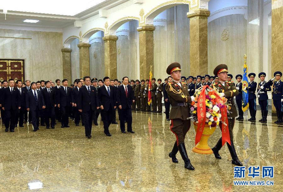 10月11日，中共中央政治局常委、中央書(shū)記處書(shū)記劉云山前往錦繡山太陽(yáng)宮，向金日成主席和金正日總書(shū)記塑像敬獻(xiàn)花籃。 新華社記者饒愛(ài)民攝