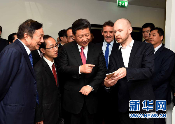 10月21日,國(guó)家主席習(xí)近平在倫敦參觀華為英國(guó)公司。 新華社記者 饒愛(ài)民 攝 10月21日,國(guó)家主席習(xí)近平在倫敦參觀華為英國(guó)公司。 新華社記者 饒愛(ài)民 攝