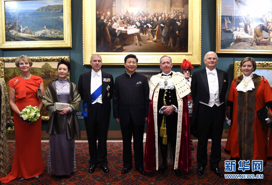 當地時間10月21日,國家主席習近平在倫敦金融城市政廳發表題為《共倡開放包容共促和平發展》的重要演講。這是習近平和夫人彭麗媛同嘉賓合影。 新華社記者 饒愛民 攝 當地時間10月21日,國家主席習近平在倫敦金融城市政廳發表題為《共倡開放包容共促和平發展》的重要演講。這是習近平和夫人彭麗媛同嘉賓合影。 新華社記者 饒愛民 攝