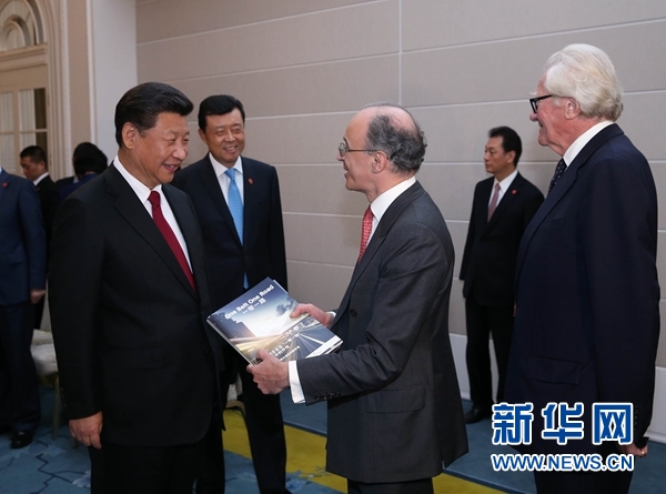 10月22日,國(guó)家主席習(xí)近平在倫敦集體會(huì)見(jiàn)英國(guó)前首相布朗等英國(guó)友人。新華社記者 龐興雷 攝 10月22日,國(guó)家主席習(xí)近平在倫敦集體會(huì)見(jiàn)英國(guó)前首相布朗等英國(guó)友人。新華社記者 龐興雷 攝