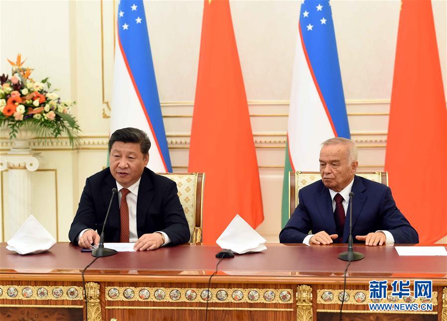 6月22日，國(guó)家主席習(xí)近平在塔什干庫(kù)克薩萊國(guó)賓館同烏茲別克斯坦總統(tǒng)卡里莫夫舉行會(huì)談。會(huì)談后，兩國(guó)元首共同會(huì)見(jiàn)記者。 新華社記者饒愛(ài)民攝