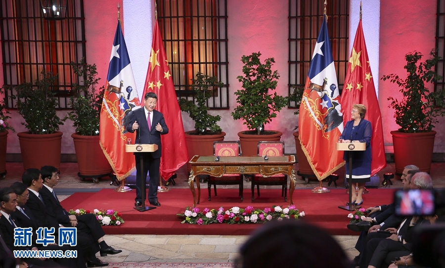 11月22日，國家主席習近平在圣地亞哥同智利總統巴切萊特舉行會談。這是會談后，兩國元首共同會見記者。 新華社記者 蘭紅光 攝
