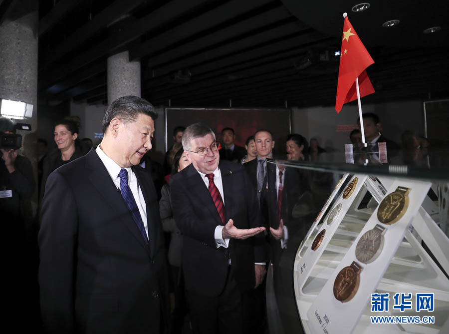 1月18日，國家主席習(xí)近平在瑞士洛桑國際奧林匹克博物館會(huì)見國際奧林匹克委員會(huì)主席巴赫。這是會(huì)見后，習(xí)近平在巴赫陪同下參觀往屆奧運(yùn)會(huì)獎(jiǎng)牌展。新華社記者 蘭紅光 攝