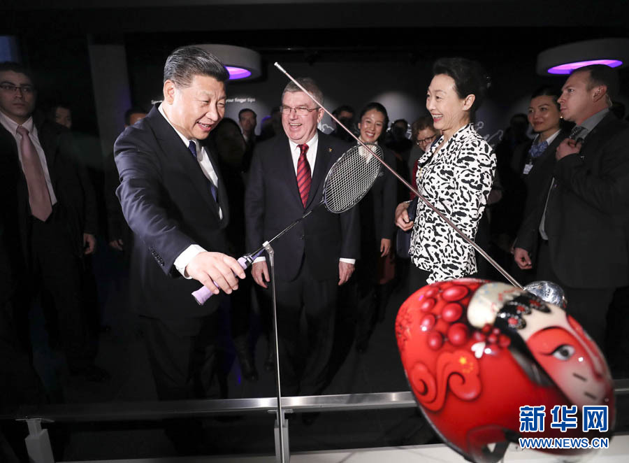 1月18日，國家主席習(xí)近平在瑞士洛桑國際奧林匹克博物館會(huì)見國際奧林匹克委員會(huì)主席巴赫。這是習(xí)近平在巴赫陪同下，參觀羽毛球世界冠軍李玲蔚用過的球拍。新華社記者 蘭紅光 攝
