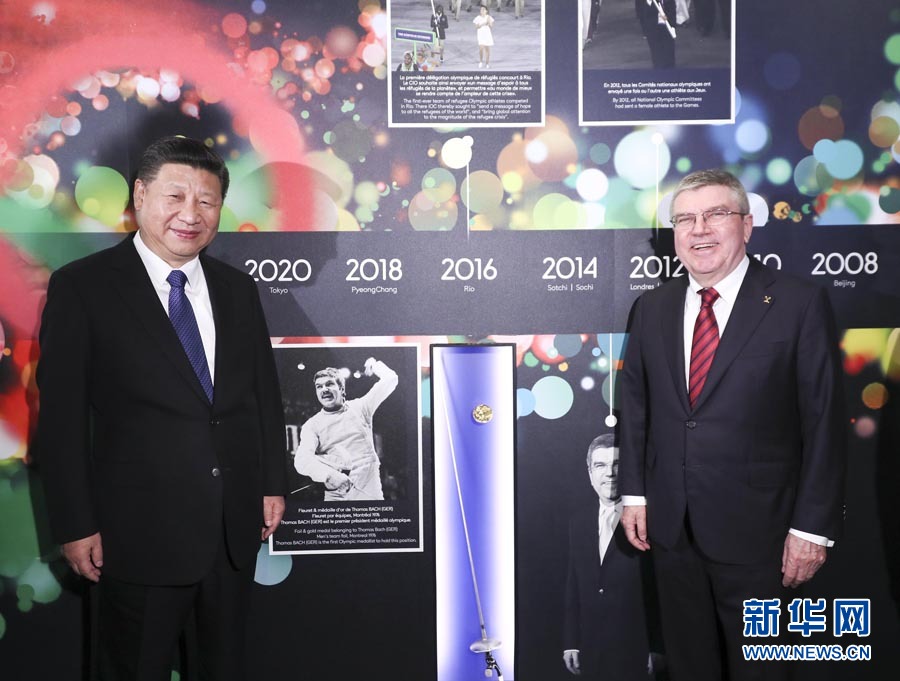 1月18日，國家主席習(xí)近平在瑞士洛桑國際奧林匹克博物館會(huì)見國際奧林匹克委員會(huì)主席巴赫。這是習(xí)近平與巴赫在巴赫作為擊劍運(yùn)動(dòng)員參加奧運(yùn)會(huì)的照片前合影。新華社記者 蘭紅光 攝