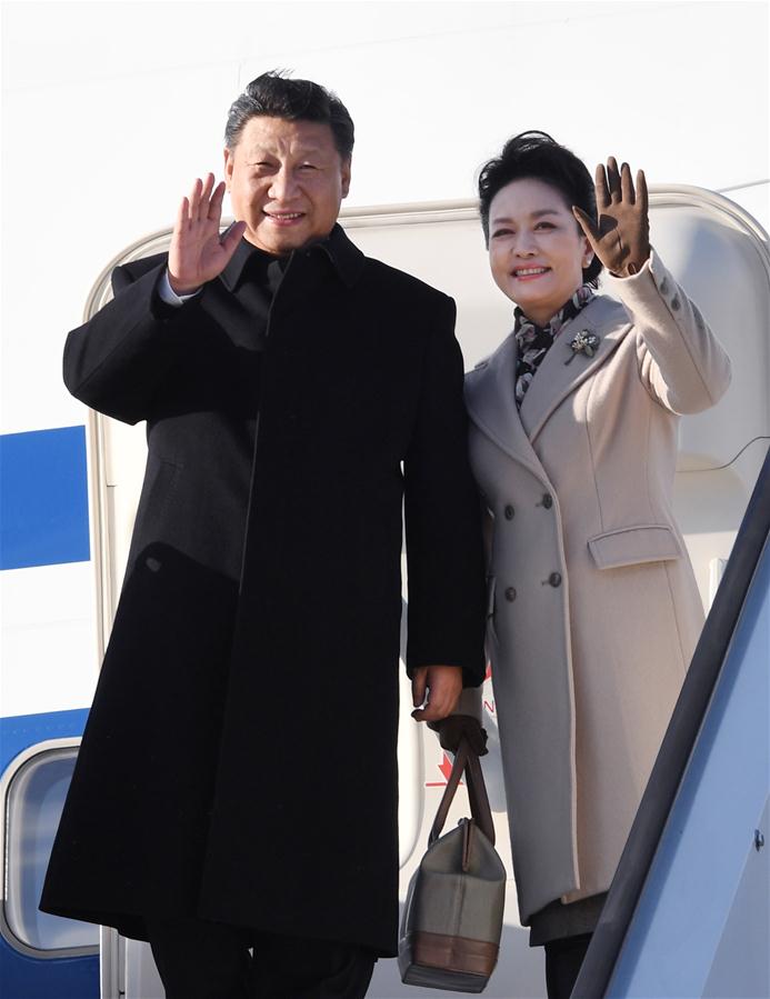 4月4日，國家主席習近平乘專機抵達赫爾辛基，開始對芬蘭共和國進行國事訪問。這是習近平和夫人彭麗媛步出艙門。 新華社記者 饒愛民 攝 