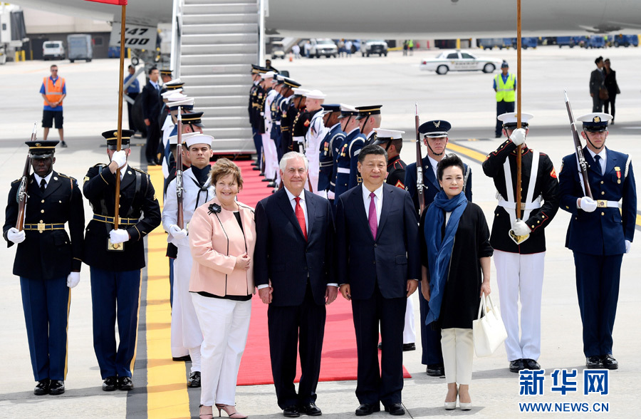 4月6日，國家主席習近平乘專機抵達美國佛羅里達州，將在海湖莊園同美國總統特朗普舉行中美元首會晤。習近平和夫人彭麗媛受到美國國務卿蒂勒森夫婦等熱情迎接。新華社記者 吳曉凌 攝
