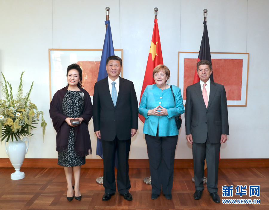 當地時間7月4日晚,剛剛抵達柏林的國家主席習近平在利伯曼故居同德國總理默克爾舉行會見。這是習近平和夫人彭麗媛抵達位于柏林市中心勃蘭登堡門附近的利伯曼故居時,受到默克爾和丈夫紹爾熱情迎接。新華社記者 馬占成 攝 當地時間7月4日晚,剛剛抵達柏林的國家主席習近平在利伯曼故居同德國總理默克爾舉行會見。這是習近平和夫人彭麗媛抵達位于柏林市中心勃蘭登堡門附近的利伯曼故居時,受到默克爾和丈夫紹爾熱情迎接。新華社記者 馬占成 攝