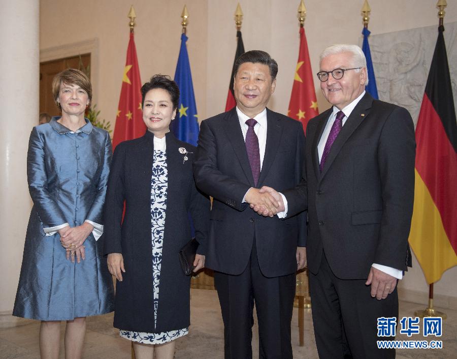 7月5日，國家主席習近平在柏林會見德國總統施泰因邁爾。會見前，施泰因邁爾在總統府花園為習近平舉行隆重歡迎儀式。這是習近平和夫人彭麗媛同施泰因邁爾夫婦合影。新華社記者 李學仁 攝