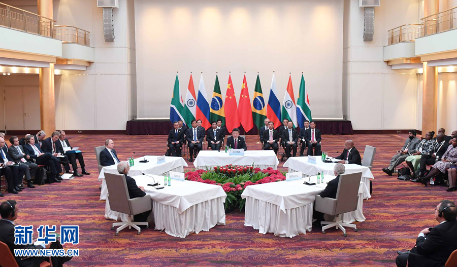 7月7日，國家主席習(xí)近平在德國漢堡主持金磚國家領(lǐng)導(dǎo)人非正式會(huì)晤，發(fā)表引導(dǎo)性講話和總結(jié)講話。南非總統(tǒng)祖馬、巴西總統(tǒng)特梅爾、俄羅斯總統(tǒng)普京、印度總理莫迪出席。新華社記者 張鐸 攝