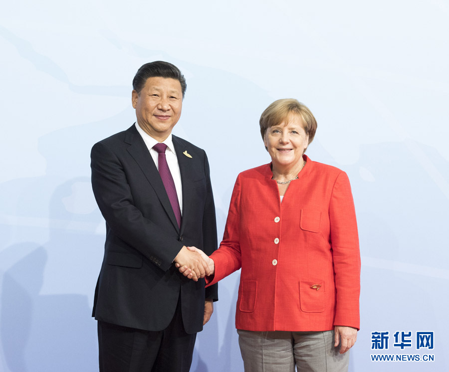 7月7日,二十國(guó)集團(tuán)領(lǐng)導(dǎo)人第十二次峰會(huì)在德國(guó)漢堡舉行。國(guó)家主席習(xí)近平出席并發(fā)表題為《堅(jiān)持開放包容 推動(dòng)聯(lián)動(dòng)增長(zhǎng)》的重要講話。這是峰會(huì)開始前,習(xí)近平受到德國(guó)總理默克爾迎接。新華社記者 李學(xué)仁 攝 7月7日,二十國(guó)集團(tuán)領(lǐng)導(dǎo)人第十二次峰會(huì)在德國(guó)漢堡舉行。國(guó)家主席習(xí)近平出席并發(fā)表題為《堅(jiān)持開放包容 推動(dòng)聯(lián)動(dòng)增長(zhǎng)》的重要講話。這是峰會(huì)開始前,習(xí)近平受到德國(guó)總理默克爾迎接。新華社記者 李學(xué)仁 攝