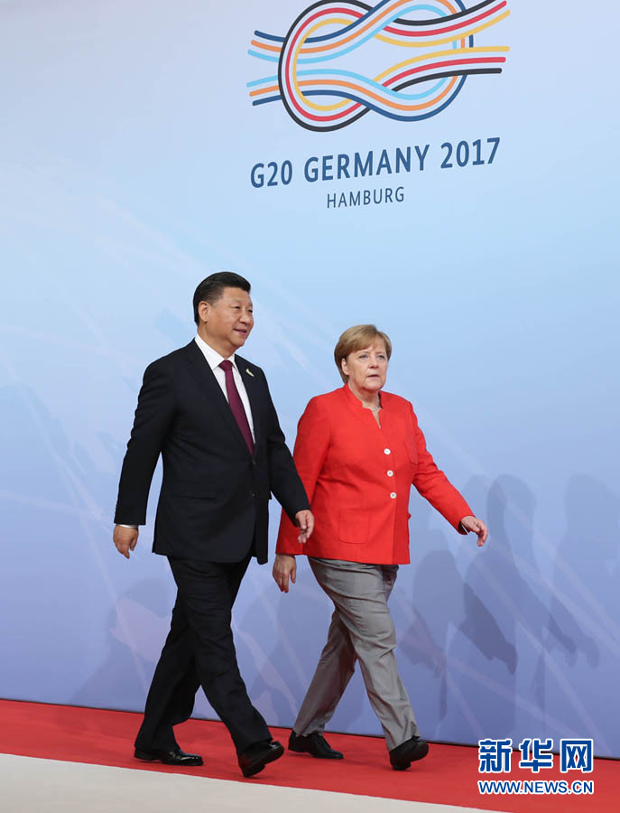 7月7日,二十國(guó)集團(tuán)領(lǐng)導(dǎo)人第十二次峰會(huì)在德國(guó)漢堡舉行。國(guó)家主席習(xí)近平出席并發(fā)表題為《堅(jiān)持開放包容 推動(dòng)聯(lián)動(dòng)增長(zhǎng)》的重要講話。這是峰會(huì)開始前,習(xí)近平受到德國(guó)總理默克爾迎接。新華社記者 劉衛(wèi)兵 攝 7月7日,二十國(guó)集團(tuán)領(lǐng)導(dǎo)人第十二次峰會(huì)在德國(guó)漢堡舉行。國(guó)家主席習(xí)近平出席并發(fā)表題為《堅(jiān)持開放包容 推動(dòng)聯(lián)動(dòng)增長(zhǎng)》的重要講話。這是峰會(huì)開始前,習(xí)近平受到德國(guó)總理默克爾迎接。新華社記者 劉衛(wèi)兵 攝