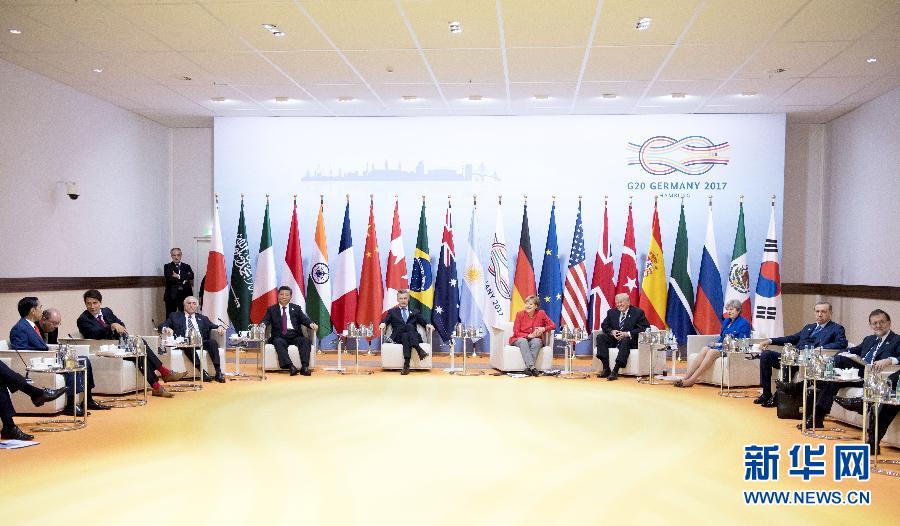 7月7日,二十國(guó)集團(tuán)領(lǐng)導(dǎo)人第十二次峰會(huì)在德國(guó)漢堡舉行。國(guó)家主席習(xí)近平出席并發(fā)表題為《堅(jiān)持開放包容 推動(dòng)聯(lián)動(dòng)增長(zhǎng)》的重要講話。這是峰會(huì)前,習(xí)近平出席二十國(guó)集團(tuán)峰會(huì)領(lǐng)導(dǎo)人座談會(huì)。新華社記者 李學(xué)仁 攝 7月7日,二十國(guó)集團(tuán)領(lǐng)導(dǎo)人第十二次峰會(huì)在德國(guó)漢堡舉行。國(guó)家主席習(xí)近平出席并發(fā)表題為《堅(jiān)持開放包容 推動(dòng)聯(lián)動(dòng)增長(zhǎng)》的重要講話。這是峰會(huì)前,習(xí)近平出席二十國(guó)集團(tuán)峰會(huì)領(lǐng)導(dǎo)人座談會(huì)。新華社記者 李學(xué)仁 攝