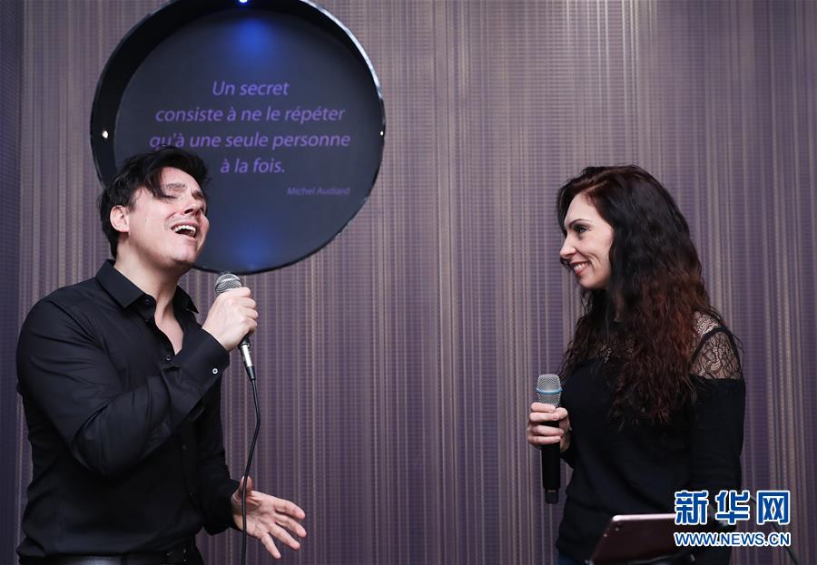 （國際&middot;圖文互動）（2）通訊：手牽手，我們共同驅(qū)散陰霾&mdash;&mdash;法國音樂人創(chuàng)作抗疫歌曲背后的故事