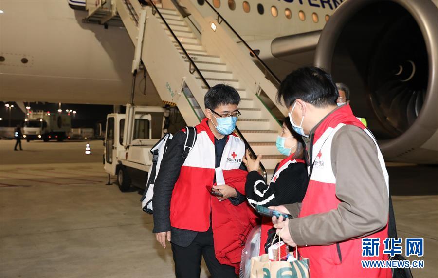 (國際疫情)(4)援意中國抗疫醫(yī)療專家組抵達(dá)羅馬