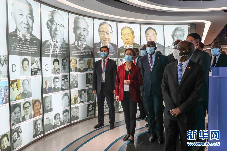 （圖文互動(dòng)）（7）&ldquo;中國承諾從不落空&rdquo;&mdash;&mdash;記非洲使節(jié)參觀國藥集團(tuán)了解新冠疫苗研發(fā)